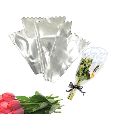 El ramo triangular transparente de la flor envuelve prenda impermeable con la decoración de los volantes
